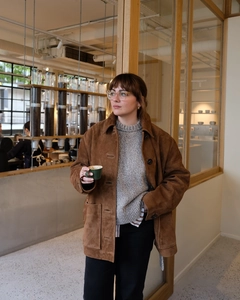Gros plan sur la texture de la veste en daim marron et détails de couches en café