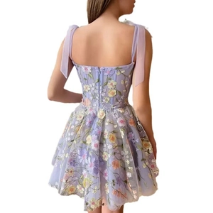 Détails de broderie florale 3D et bretelles à nœud lavande sur mini robe sexy dos nu