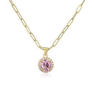 Dettaglio macro della collana placcata oro 18K con gemma rosa e alone di zirconi