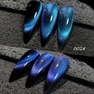 Dettaglio del gel magnetico 002# stiletto effetto cat-eye con glitter galattici su pietra