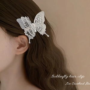 3D Haarklammer mit Schmetterling und Eis-Crush-Textur am Haar von Model getragen