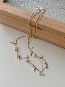 Dettaglio di collane in argento sterling S925 con pendenti in perla e nappe in zircone
