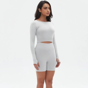 Detailansicht der nahtlosen Shorts und Daumenlochbündchen am Yoga-Set für Damen
