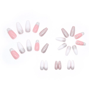 Französische Kunstnägel zum Aufkleben mit rosa Glitzerverlauf und Strasssteinen im Sarg-Stil