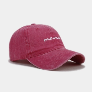 Détail de la broderie mama sur une casquette de baseball en coton délavé rose