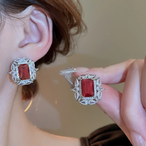 Orecchini vintage in argento con zircone rosso e pietre marquise indossati sul modello
