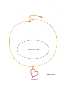 Dettaglio del ciondolo a cuore rosa con catena in acciaio dorato e targhetta di misura