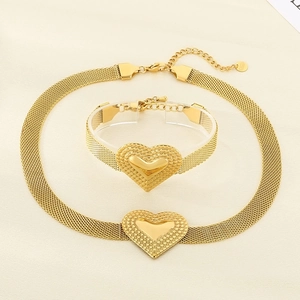 Mesh-Schmuckset aus goldenem Edelstahl mit mehrlagigen Herzanhängern an Halskette und Armband