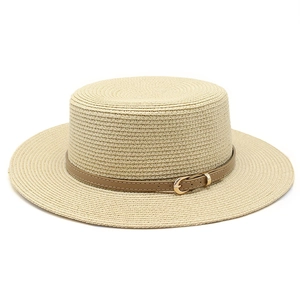 Chapeau de paille beige à bord large et ceinture en cuir marron décorative