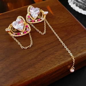 Boucles d'oreilles cœur vintage avec zircon et perles sur boîte à bijoux en bois