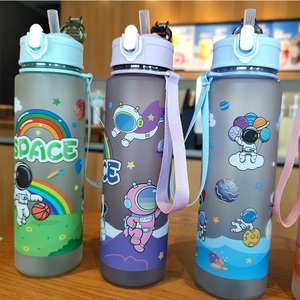 Trinkbecher aus Kunststoff für Kinder mit Astronauten-Motiv, Strohhalm und Trageschlaufe
