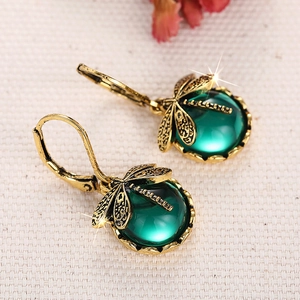 Detail der Vintage-Libellenohrringe mit grünen Perlen und Goldbeschichtung