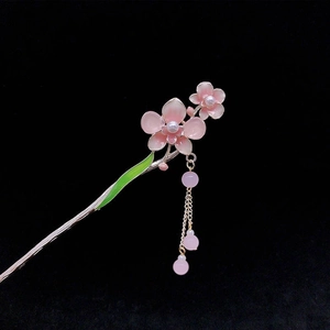 Eleganter Pfirsichblüten-Haarstab mit rosa Blüten und Perlen-Quasten auf schwarzem Grund