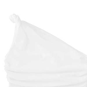 Détail de la bandoulière nouée blanche et texture plissée douce sur un haut d'été ajusté