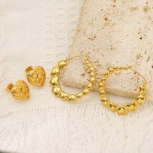 Set di orecchini a lobo e a cerchio a forma di cuore in oro 18K con finitura intrecciata
