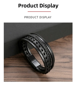 Vista dettagliata del bracciale multistrato in pelle nera intrecciata con chiusura magnetica