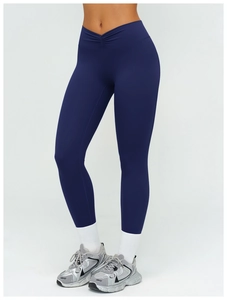 Détail du pantalon de yoga taille haute avec ceinture croisée en V bleu marine