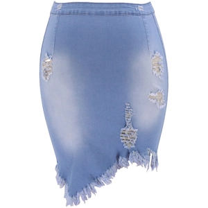 Detail eines hellblauen Jeansrocks mit Distressed-Effekt und unregelmäßigem Fransenelsaum