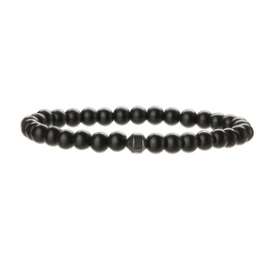 Bracelet minimaliste en onyx noir mat 6mm avec une perle centrale en métal facetté