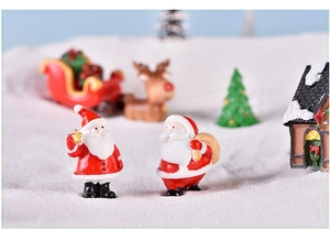 Vue détaillée de figurines miniatures de Noël en résine avec Père Noël et renne