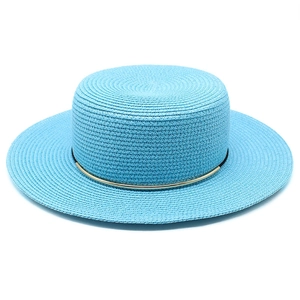 Dettaglio del cappello in paglia azzurro con trama intrecciata e inserto dorato