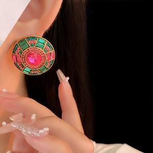 Orecchini a perno vintage in oro con cristalli rosa, verdi e blu indossati