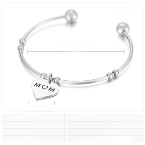 Vue détaillée du bracelet cœur en acier avec mesure du diamètre intérieur de 62x2mm
