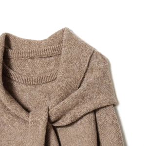 Gilet en maille camel à col côtelé avec un design superposé élégant et minimaliste