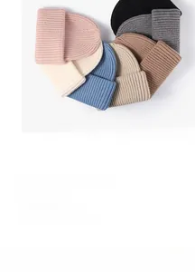 Detailansicht der Rippstrick-Beanies in mehreren Farben mit dicker Textur