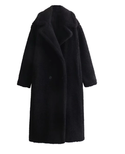 Détail de la texture en peluche noire et des boutons à double boutonnage du manteau