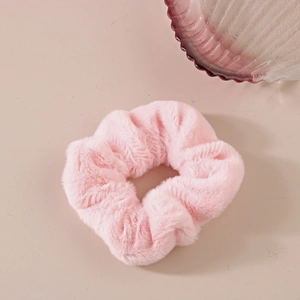 Primo piano di un elastico per capelli in morbida pelliccia sintetica rosa con texture soffice