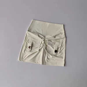 Détail du short de yoga taille haute avec fronces centrales et poches boutonnées