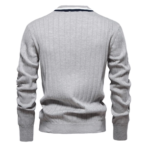 Vista posteriore del cardigan grigio a maglia verticale con dettagli del collo a contrasto