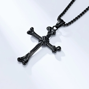 Makroaufnahme der schwarzen gotischen Knochenkreuz-Halskette mit Kugelkette