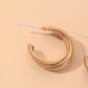 Boucles d'oreilles créoles C dorées à trois couches avec une finition mate chic
