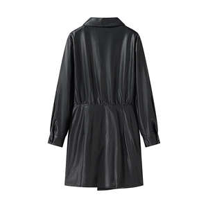 Vue détaillée de la taille cintrée et de la texture en cuir PU sur une robe noire chic