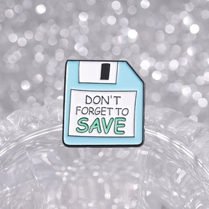 Spilla creativa in smalto blu a forma di floppy disk con scritta Don't Forget to Save
