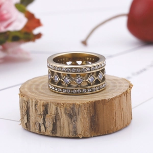 Detaillierte Nahaufnahme eines goldenen Vintage-Rings mit Zirkonia auf einem Holzsockel