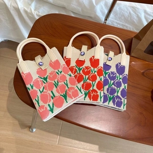 Trois sacs en tricot tulipe en rose, orange et violet avec des poignées en forme de U