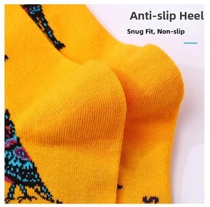 Makroansicht der verstärkten Anti-Rutsch-Ferse an den gelben Tag der Toten Socken
