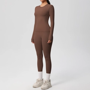 Completo yoga marrone caffè con leggings a vita alta e top a maniche lunghe, vista laterale