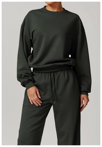 Détail d'un ensemble sweat à col rond vert forêt et jogging à cordon avec poignets côtelés