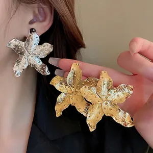 Exaggerated metal flower fan-shaped earrings with hammered texture in gold and silver