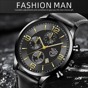 Détail d'une montre à quartz pour homme avec bracelet cuir noir et cadran doré