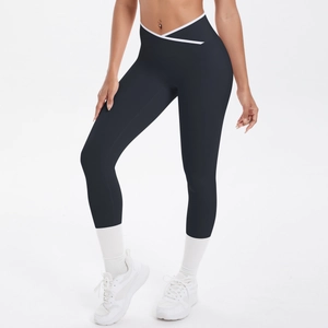 Détail du legging de yoga à taille croisée en V avec liseré blanc contrasté élégant