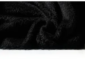 Detailansicht des dicken schwarzen Fleecefutters für warme Winter-Bikerjacken