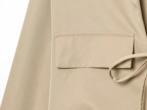 Vista detallada de la textura de sarga caqui y solapa de bolsillo en mini vestido