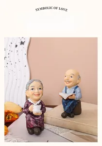 Dettaglio di statuette in resina di coppia anziana in un ambiente domestico accogliente
