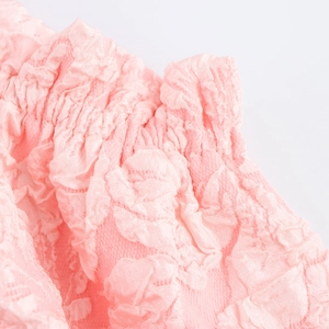 Abito rosa dolce con trama stropicciata 3D e dettagli in tessuto arricciato elastico