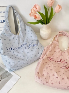 Florale Canvas-Einkaufstaschen in Blau und Rosa mit künstlerischem Schriftzug für den Alltag